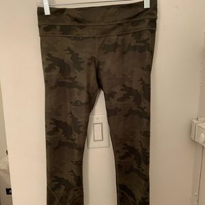Lululemon camo cropped leggings!